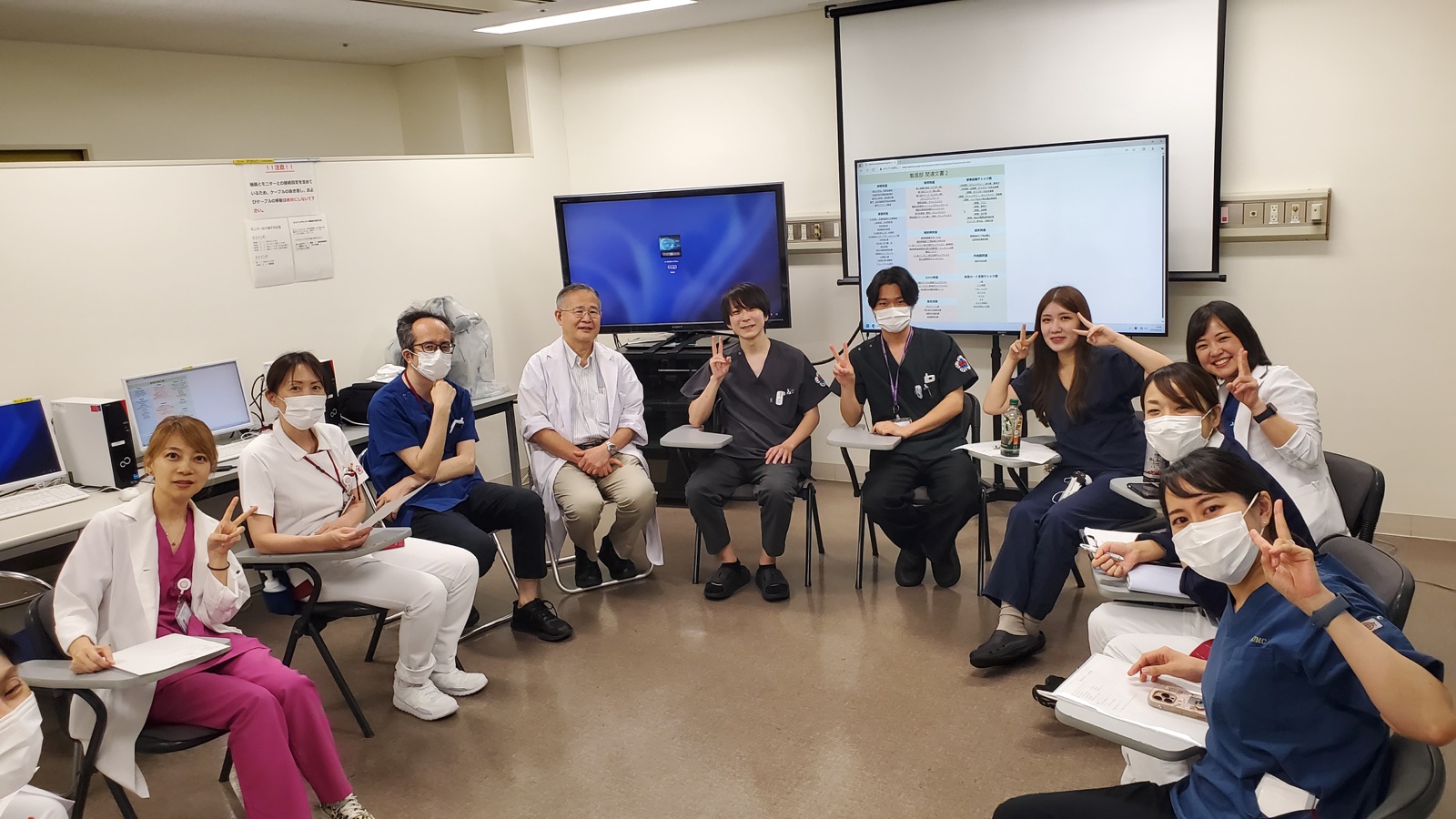 総合医療センター（滝井）の室内で撮影した糖尿病カンファレンス参加者の集合写真